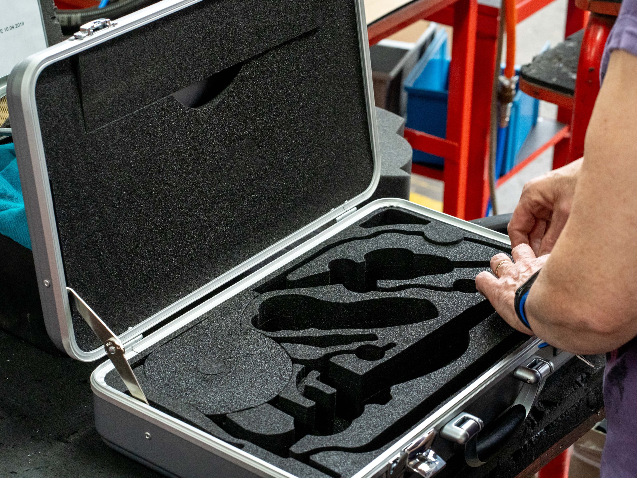 DSC05790 Glue foam into special case