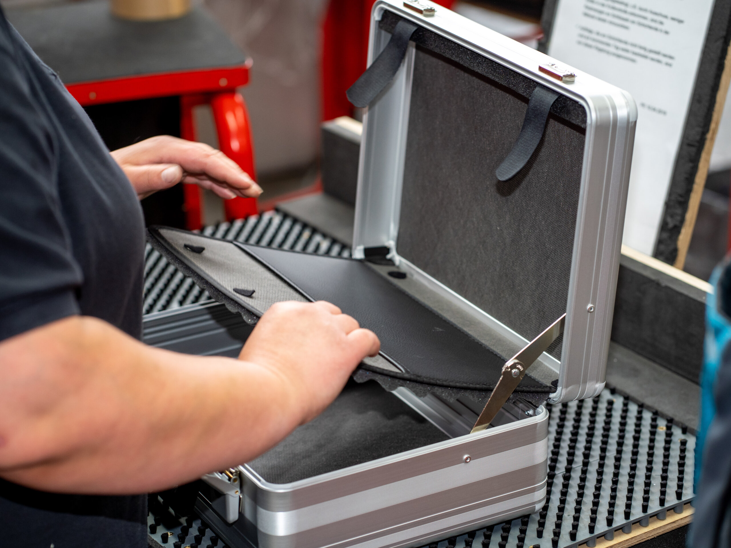 DSC05804 Qualitätskontrolle einer Deckeltasche in einem Spezialkoffer von bwh