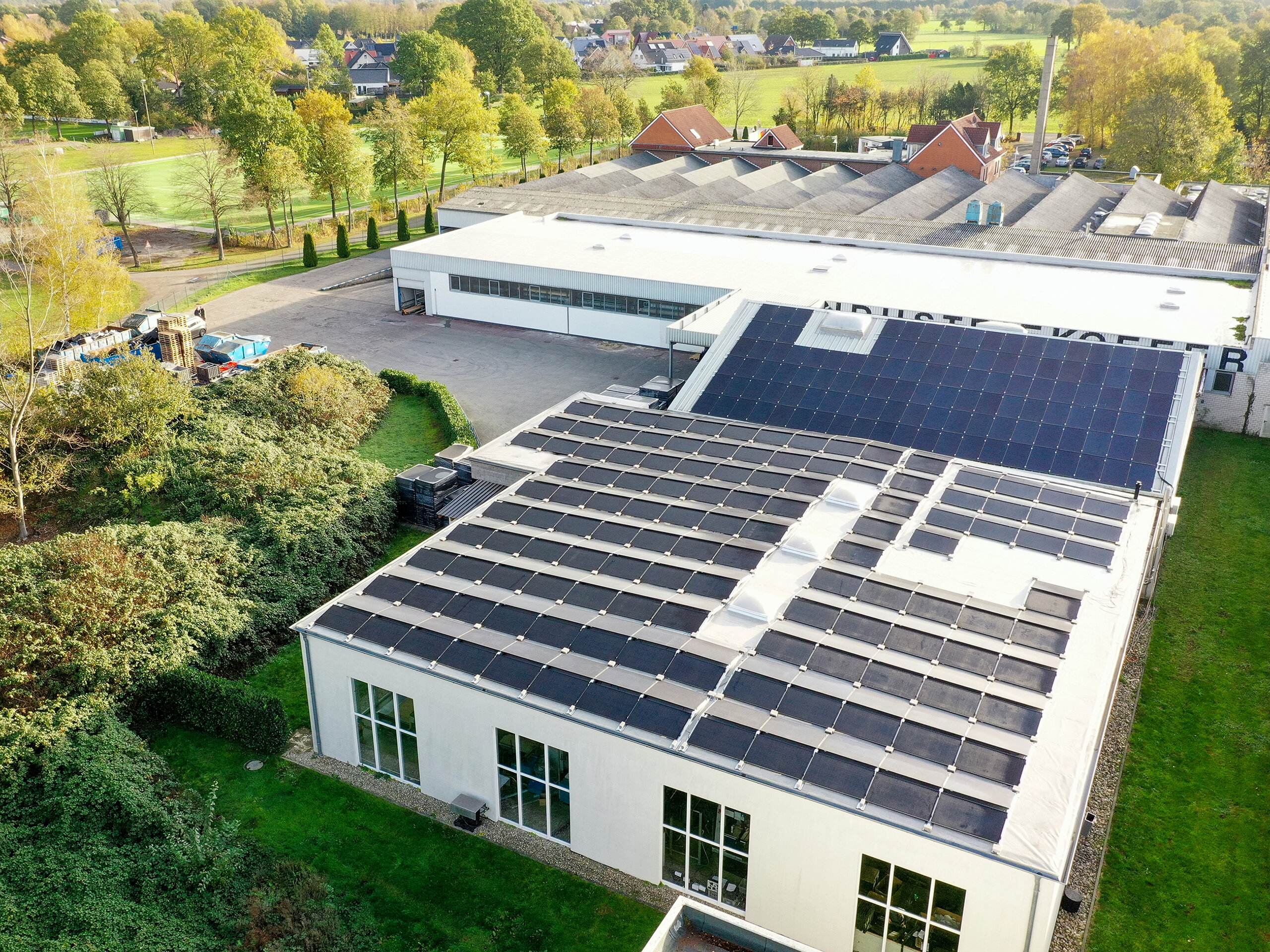 default Luftbild von bwh Koffer in Hörstel mit zwei Photovoltaik Anlagen auf dem Dach